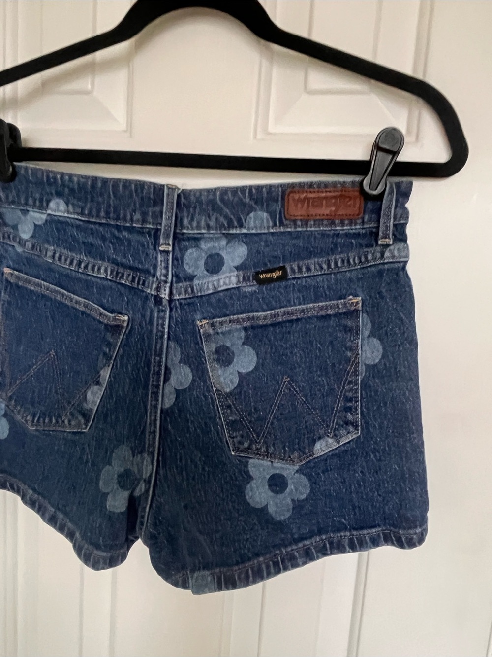 Wrangler mid-rise vintage Floral Denim Shorts - Picture 6 of 14